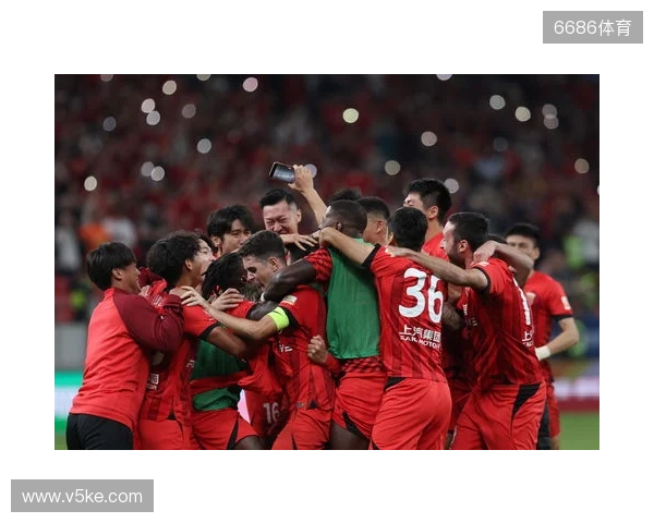 三连冠！上海海港加冕2025赛季中超冠军，摘下队史中超第四星